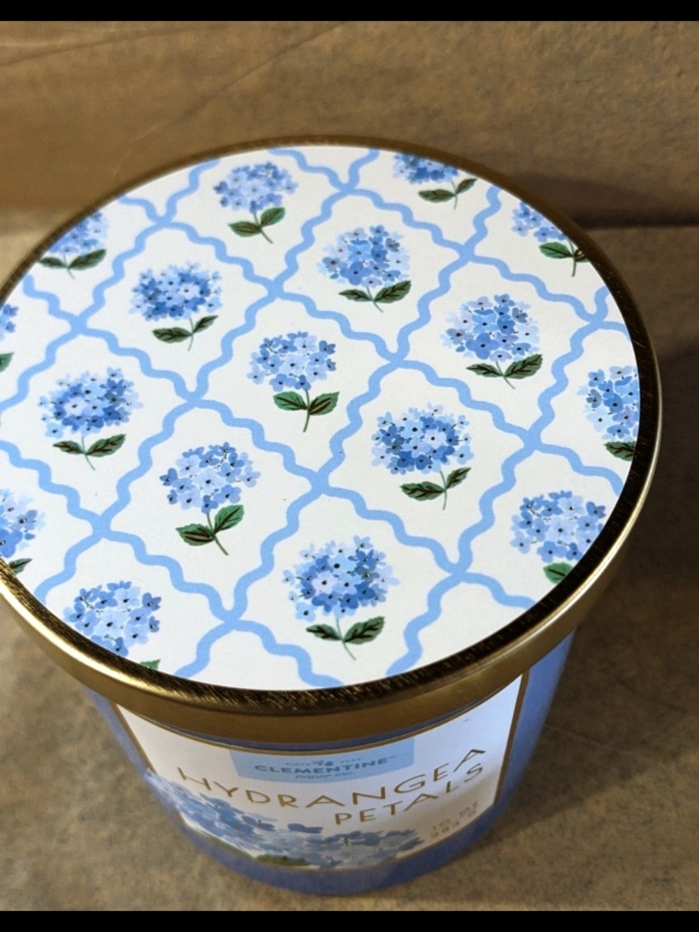 Clementine Paper Inc. Hydrangea Petals 10 oz Single Wick Clean & Light Scented - Picture 3 of 5